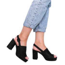 Sandales noires sur le poste de Chikie