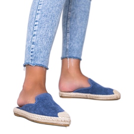 Tongs bleues avec un front de Kinshasa construit