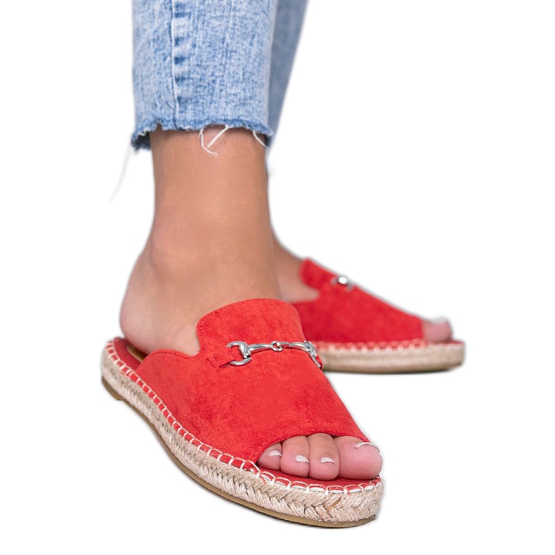 Chaussons rouges avec boucle Roseau