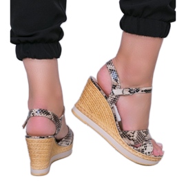 Sandales compensées beiges au motif peau de serpent Peekaboo