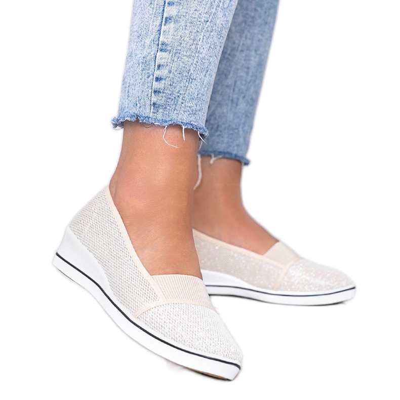 Ballerines beiges brillantes sur le coin Glam Star Ballerines beiges brillantes sur le coin Glam Star