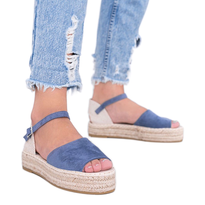 Sandales bleues sur la plateforme Pearl River