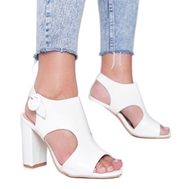 Sandales blanches sur un poste Candy Style
