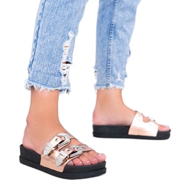 Chaussons dorés avec fermoirs décoratifs Go Crazy