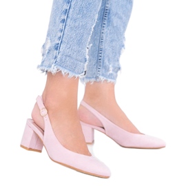 Escarpins beiges sur le poteau Petty