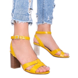 Sandales moutarde sur le poste de Phoebo jaune