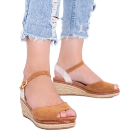 Espadrilles camel sur le talon compensé Heis brun Espadrilles camel sur le talon compensé Heis brun