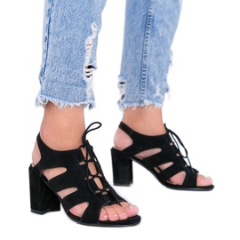 Sandales noires à lacets sur le post Isabella