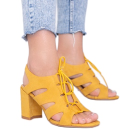 Sandales nouées moutarde sur le post Isabella jaune