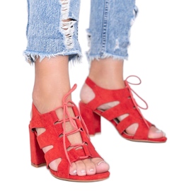 Sandales à lacets rouges sur le poste d'Isabella Sandales à lacets rouges sur le poste d'Isabella