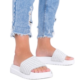 Les chaussons blancs richement décorés de Trisha blanche Les chaussons blancs richement décorés de Trisha blanche