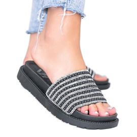 Chaussons noirs richement décorés par Trisha le noir Chaussons noirs richement décorés par Trisha le noir