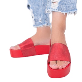 Tongs rouges sur semelle épaisse Crysta