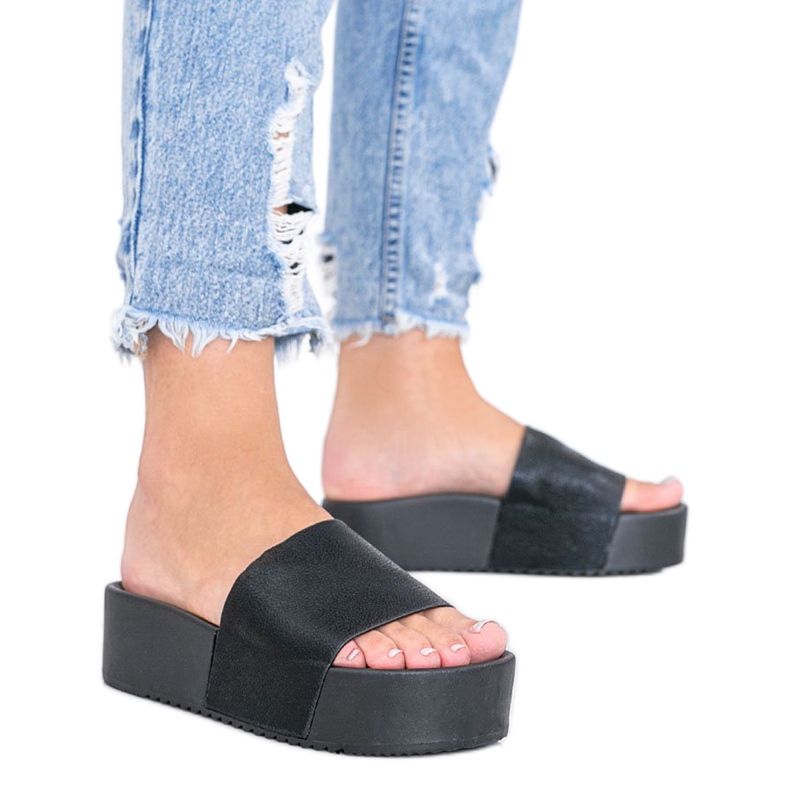 Chaussons noirs sur une épaisse semelle Crysta le noir