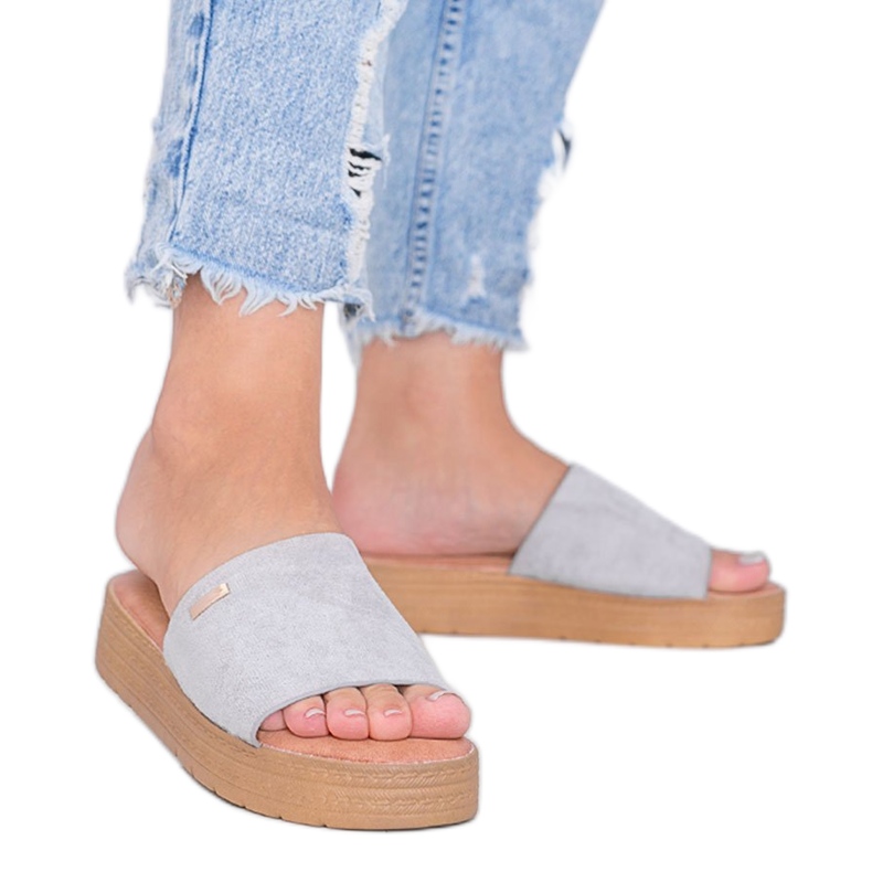 Pantoufles grises sur la plate-forme Pantoufles grises sur la plate-forme