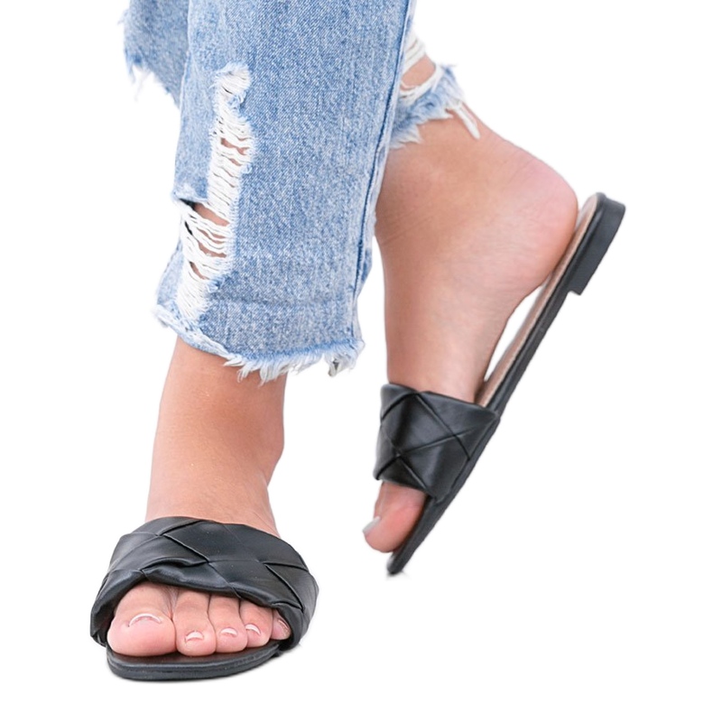 Chaussons noirs avec une tige Iren tressée le noir Chaussons noirs avec une tige Iren tressée le noir