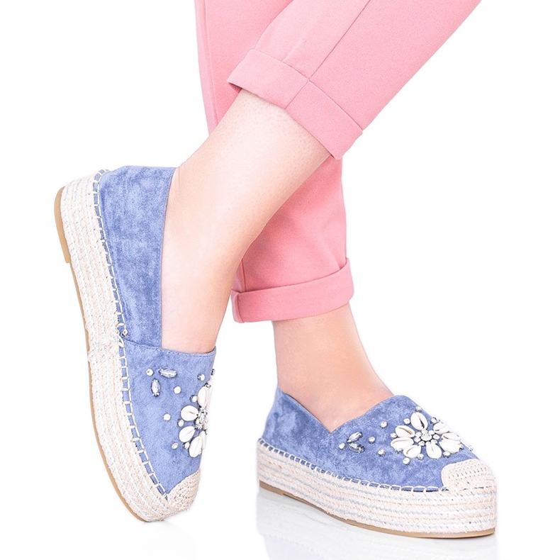 Espadrilles bleues sur la semelle épaisse de Mme Nicki