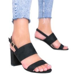 Sandales noires sur le post de Lil Sweetie le noir Sandales noires sur le post de Lil Sweetie le noir