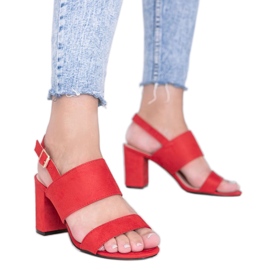 Sandales rouges sur le poste de Lil Sweetie Sandales rouges sur le poste de Lil Sweetie