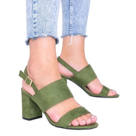 Sandales vertes sur le poteau par Lil Sweetie