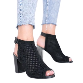 Sandales noires ajourées sur le post Veronika le noir