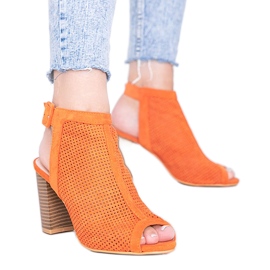 Sandales orange ajourées sur le Bite post