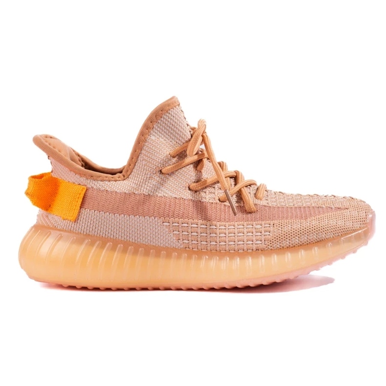 Baskets en textile sur la plate-forme orange