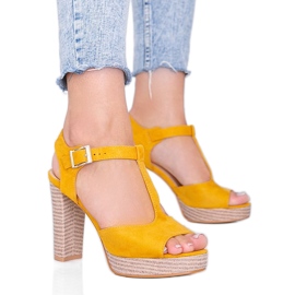 Sandales moutarde sur le poste de Fily jaune