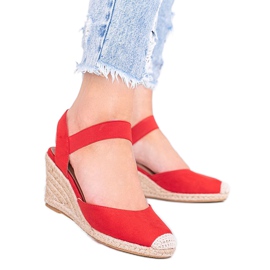 Espadrilles rouges sur le coin de Louise