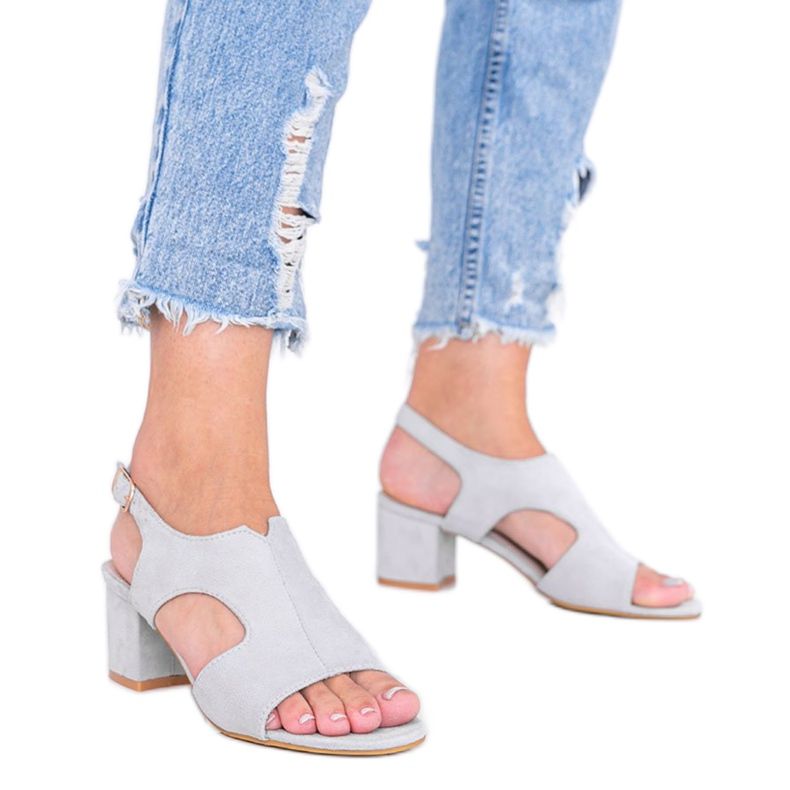 Sandales grises sur un poteau bas Buenna