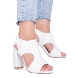 Sandales blanches sur le poste Gally
