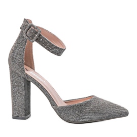 Escarpins gris brillants sur le post de Mila Escarpins gris brillants sur le post de Mila