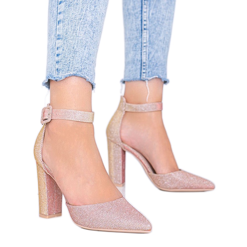 Escarpins roses brillants sur le post de Mila d'or