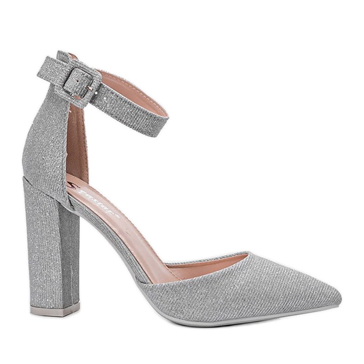 Escarpins argentés brillants sur le post de Mila Escarpins argentés brillants sur le post de Mila