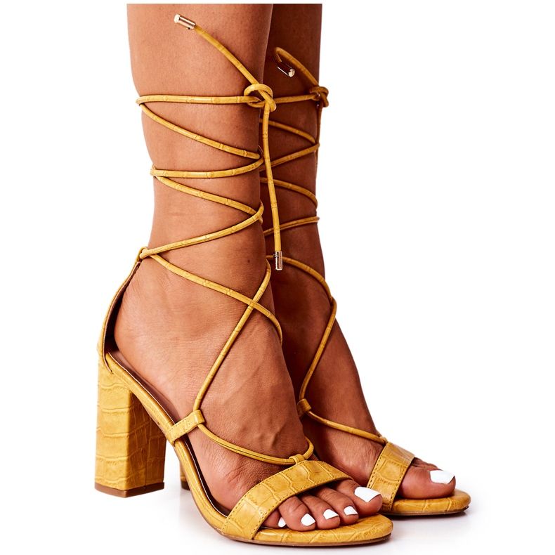 PS1 Sandales attachées sur une barre de passerelle jaune PS1 Sandales attachées sur une barre de passerelle jaune