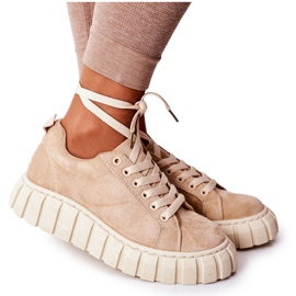 Baskets en daim sur le beige