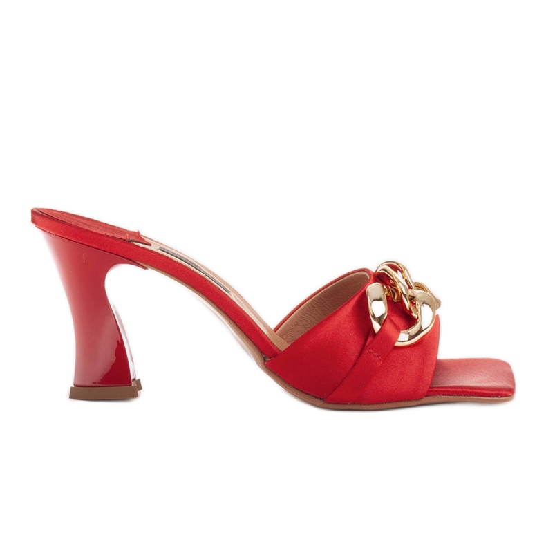Marco Shoes Chaussons pour femmes en satin rouge avec une chaîne décorative Marco Shoes Chaussons pour femmes en satin rouge avec une chaîne décorative