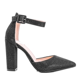 Escarpins noirs brillants sur le post de Mila