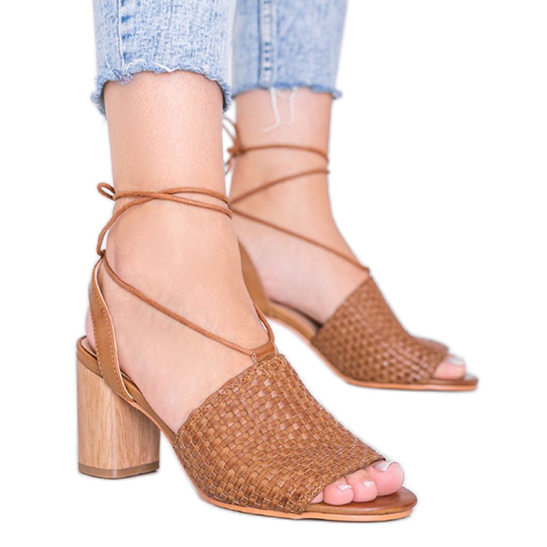 Sandales tressées marron sur le post Estrella brun Sandales tressées marron sur le post Estrella brun