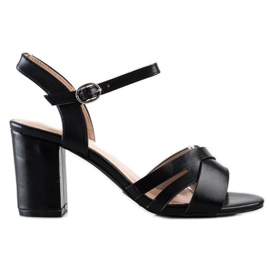 Laura Mode Sandales noires décontractées sur un bar