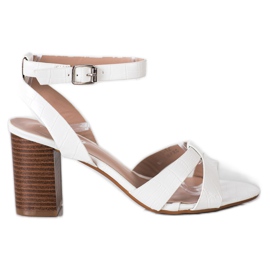 Renda Sandales élégantes sur un bar blanc