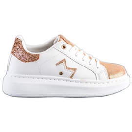 SHELOVET Baskets élégantes sur la plate-forme blanc