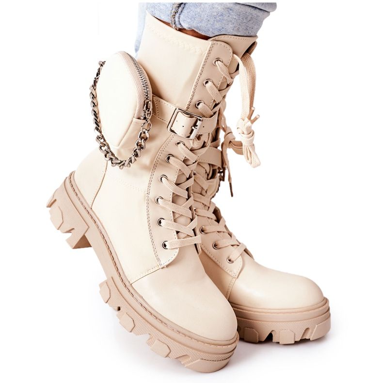 PS1 Des travailleurs chaleureux avec des reins beiges me regardent