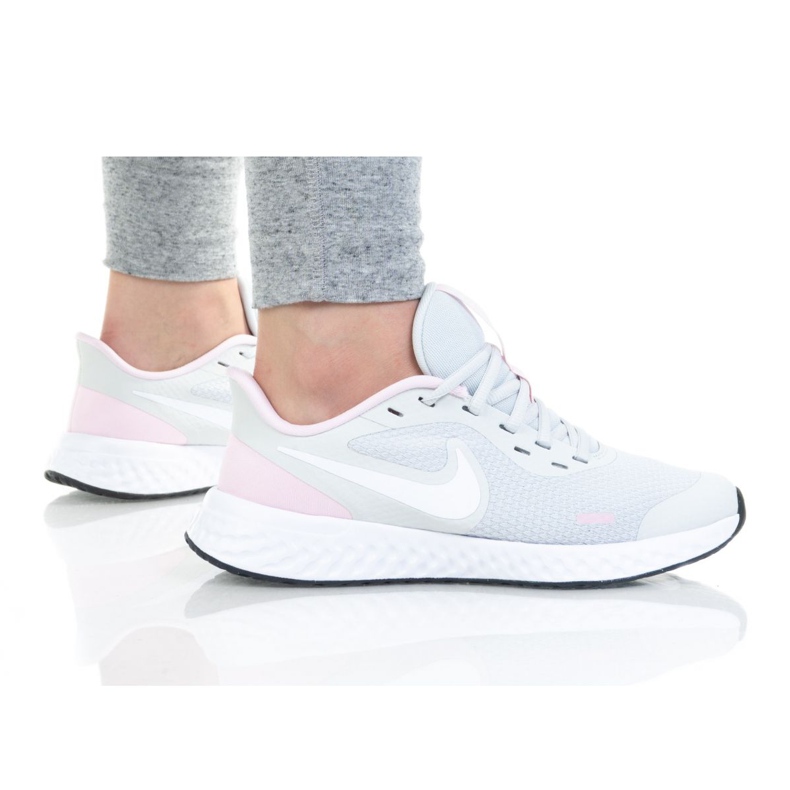 Chaussure Nike Revolution 5 (GS) Jr BQ5671-021 blanche le noir Chaussure Nike Revolution 5 (GS) Jr BQ5671-021 blanche le noir