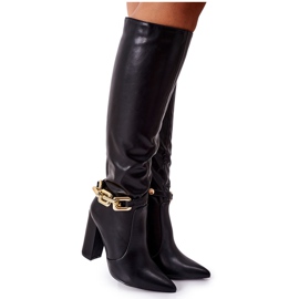 Bottes Chaudes Sur Une Barre Avec Une Chaîne Noir Franti le noir