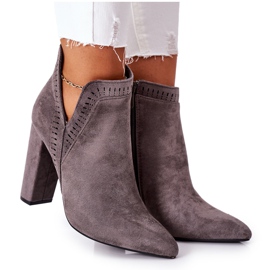 Bottes chaudes sur un poteau gris Sally