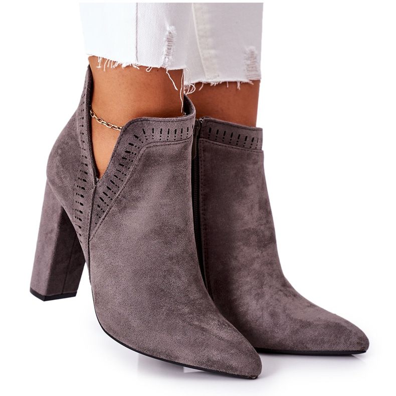 Bottes chaudes sur un poteau gris Sally