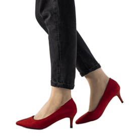 Escarpins rouges sur un talon bas par Ferri