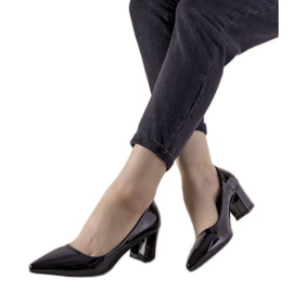 Escarpins noirs sur le post Harye