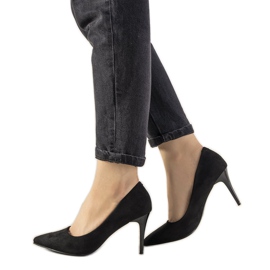 Escarpins noirs sur le talon bas d'Eliana
